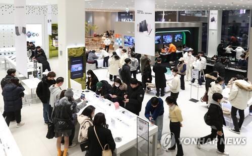 La foto, proporcionada por Samsung Electronics Co., muestra una tienda de Samsung, en Seúl. El gigante tecnológico dijo, el 6 de febrero de 2023, que empezaría, al día siguiente, los pedidos anticipados de teléfonos inteligentes Galaxy S23. (Prohibida su reventa y archivo)