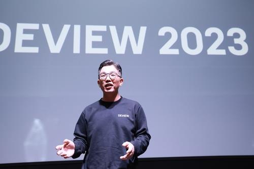 La foto, proporcionada por Naver Corp., muestra a Kim Yu-won, director ejecutivo de Naver Cloud, hablando en una conferencia celebrada, el 27 de febrero de 2023, en Seúl. (Prohibida su reventa y archivo)