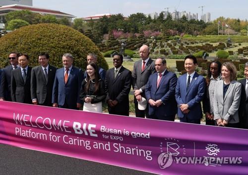 Los delegados de la BIE posan para una foto, el 6 de abril de 2023, durante su visita al Cementerio Conmemorativo de la ONU, en Busan, a 325 kilómetros al sureste de Corea del Sur.