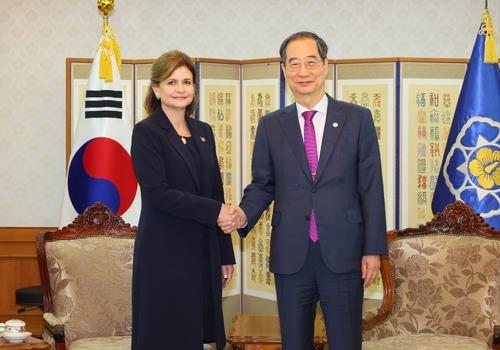 La foto, proporcionada por la oficina del primer ministro de Corea del Sur, muestra al primer ministro surcoreano, Han Duck-soo (dcha.), estrechando la mano de la vicepresidenta de la República Dominicana, Raquel Peña Rodríguez, durante su reunión celebrada, el 6 de abril de 2023, en el complejo gubernamental de Seúl. (Prohibida su reventa y archivo)