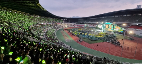 La foto sin fechar, proporcionada por HD Hyundai, muestra el espectáculo de la 28ª edición del mayor concierto de K-pop, "Dream Concert", del año pasado, en el Estadio Olímpico de Jamsil, en Seúl. (Prohibida su reventa y archivo)