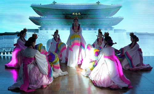La imagen, proporcionada por el Ministerio de Asuntos Exteriores surcoreano, muestra una actuación tradicional coreana durante el evento "Noche de Corea", celebrado, el 10 de mayo de 2023 (hora local), en Antigua Guatemala, en Guatemala. (Prohibida su reventa y archivo)