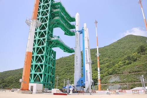 En la fotografía, tomada el 23 de mayo de 2023, se muestra el cohete espacial surcoreano Nuri erigido en la plataforma de lanzamiento del Centro Espacial Naro, en Goheung, en la provincia de Jeolla del Sur. (Foto proporcionada por el KARI. Prohibida su reventa y archivo)