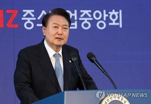 La foto de archivo muestra al presidente surcoreano, Yoon Suk Yeol, hablando en un evento dirigido a los empleados de las pequeñas y medianas empresas, el 23 de mayo de 2023, en la oficina presidencial en Yongsan, Seúl. (Foto del cuerpo de prensa. Prohibida su reventa y archivo)