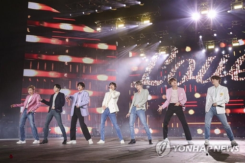 Esta imagen, proporcionada por Big Hit Entertainment (actualmente Big Hit Music), muestra a BTS durante el concierto final de la gira "Love Yourself: Speak Yourself", el 29 de octubre de 2019, en el Estadio Olímpico de Seúl. (Prohibida su reventa y archivo)