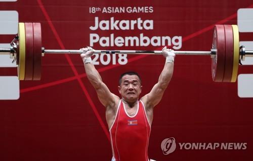La foto de archivo, tomada, el 20 de agosto de 2020, muestra al halterófilo norcoreano, Om Yun-chol, compitiendo en la categoría de 56 kilogramos de halterofilia masculina en la 18ª edición de los Juegos Asiáticos, en la Expo Internacional de Yakarta, Indonesia.