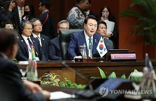 El presidente surcoreano, Yoon Suk Yeol (al frente), habla durante una cumbre Corea del Sur-ASEAN, el 6 de septiembre de 2023, en el Centro de Convenciones Balai Sidang de Yakarta, en la capital de Indonesia.