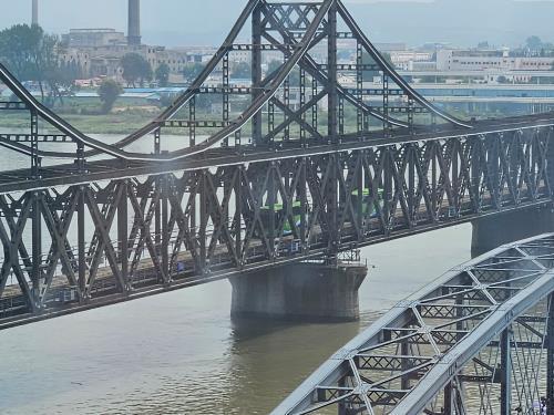 El 16 de agosto de 2023, dos autobuses cruzan un puente ferroviario, desde la ciudad de Sinuiju, en el norte de Corea del Norte, hasta la ciudad fronteriza china de Dandong.