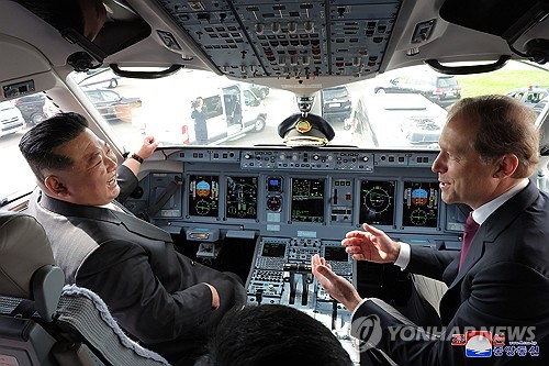 La foto, publicada por la KCNA, muestra al líder norcoreano, Kim Jong-un (izda.), realizando un recorrido por la cabina de un avión, el 15 de septiembre de 2023, durante su visita a la Planta de Aviación Yuri Gagarin, en Komsomolsk del Amur, una ciudad en la región del Extremo Oriente de Rusia. (Uso exclusivo dentro de Corea del Sur. Prohibida su distribución parcial o total)