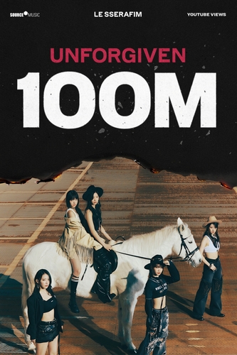 La foto, proporcionada por Source Music, muestra un póster para conmemorar los 100 millones de visualizaciones en YouTube del videoclip de "UNFORGIVEN", de Le Sserafim. (Prohibida su reventa y archivo)