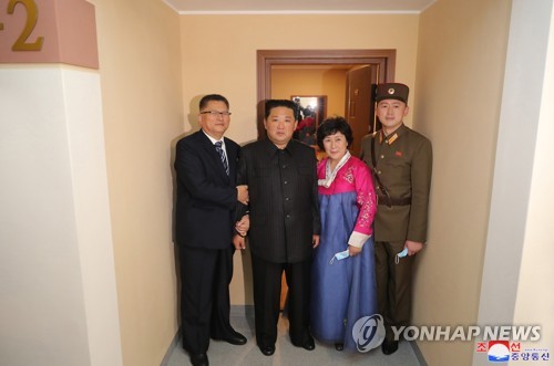 Esta foto de archivo, proporcionada, el 14 de abril de 2022, por la Agencia Central de Noticias de Corea del Norte (KCNA, según sus siglas en inglés), muestra al líder norcoreano, Kim Jong-un (2º por la izda.), posando para una foto con Tong Thae-gwan (izda.), un editorialista del Rodong Sinmun, y su familia, en un nuevo apartamento ribereño de Pyongyang. (Uso exclusivo dentro de Corea del Sur. Prohibida su distribución parcial o total)