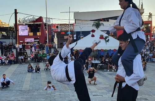 La foto, sin fechar, proporcionada por el Centro Cultural Coreano en México, muestra una actuación de taekwondo, realizada por un equipo de "pumsae" de taekwondo del estado mexicano de Aguascalientes, en la Feria Nacional de San Marcos, en la ciudad de Aguascalientes, México. (Prohibida su reventa y archivo)