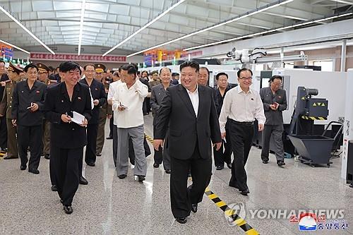 El líder norcoreano inspecciona una fábrica de municiones después de una reunión clave del partido