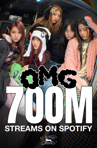 La imagen, proporcionada, el 1 de agosto de 2024, por ADOR, muestra el póster para celebrar los 700 millones de reproducciones de la canción "OMG", del grupo femenino de K-pop NewJeans, en Spotify, la mayor plataforma de transmisión en continuo de música del mundo. (Prohibida su reventa y archivo)