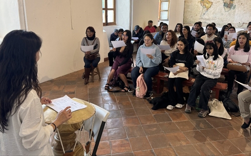 La foto, proporcionada, el 5 de agosto de 2024 (hora local), por el Centro Cultural Coreano en México, muestra a los participantes aprendiendo la música tradicional coreana, en Pátzcuaro, en el estado mexicano de Michoacán, durante el 9º Festival de Corea. (Prohibida su reventa y archivo) 