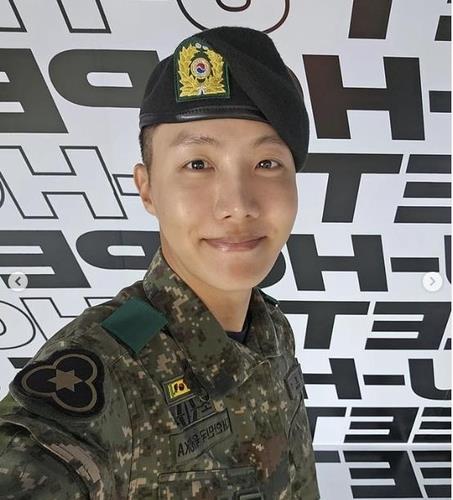 La imagen, sin fechar, capturada de la cuenta en Instagram de J-Hope, muestra al miembro de BTS vistiendo el uniforme militar. (Prohibida su reventa y archivo)