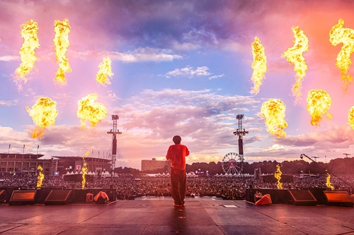 La foto, proporcionada por BigHit Music, muestra a J-Hope, de BTS, realizando una actuación, el 13 de julio de 2025 (hora local), en Lollapalooza Berlin, uno de los festivales musicales más grandes de Europa. (Prohibida su reventa y archivo)