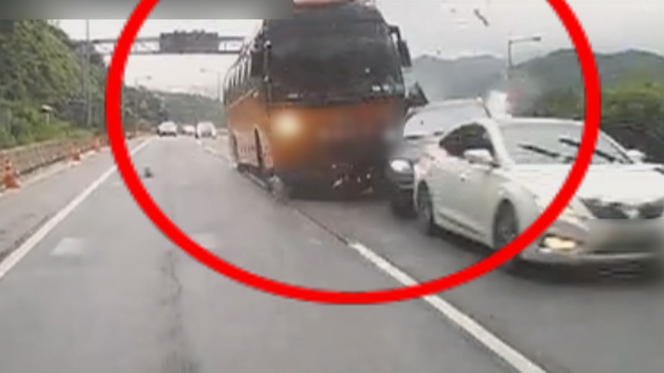 [사건사고] 관광버스가 승용차 들이받아…4명 사망ㆍ16명 부상