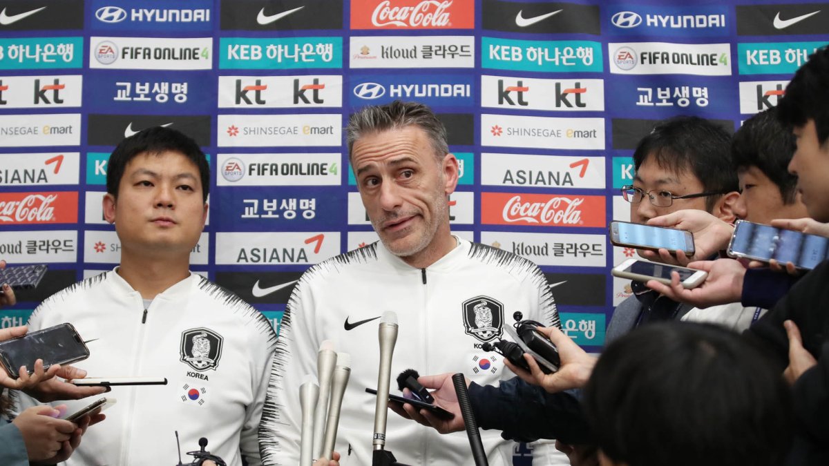 La selección surcoreana de fútbol regresa tras el partido con Corea del Norte en Pyongyang