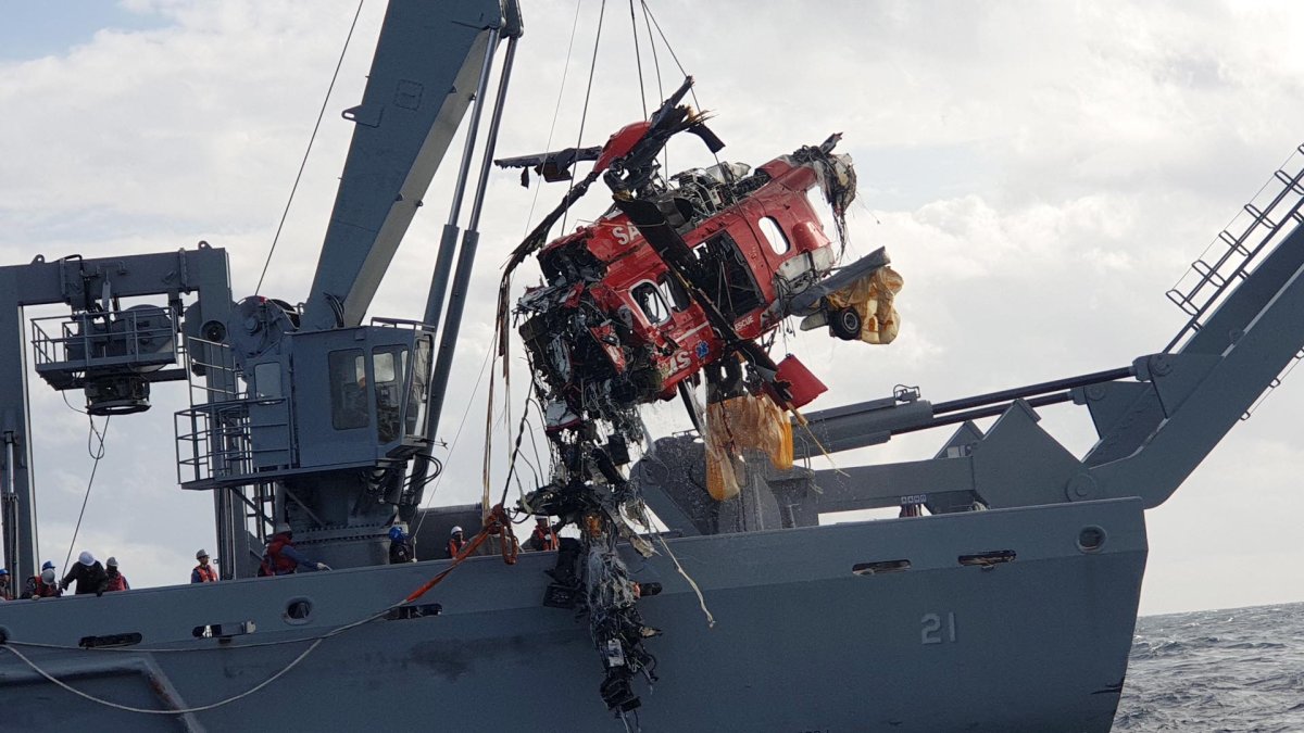 Crash d'hélicoptère : 2 corps récupérés, le fuselage sorti de l'eau