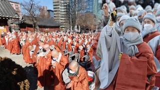 آلاف الرهبان البوذيين ينظمون مسيرة لمطالبة الرئيس بالاعتذار عن «التحيز ضد البوذية»‏