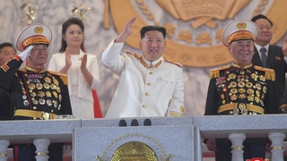 Au défilé militaire, Kim Jong-un annonce un renforcement des capacités nucléaires