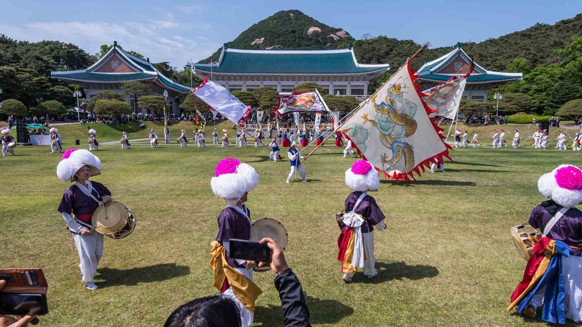 Miles de visitantes acuden a Cheong Wa Dae el primer día de la apertura completa al público