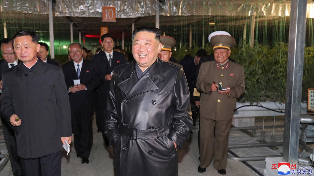 El líder norcoreano asiste a una ceremonia inaugural de una granja de invernadero en un aniversario importante del partido