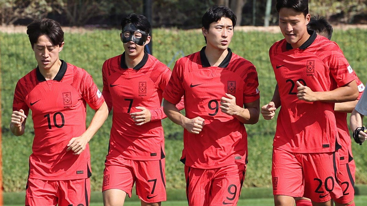 اللاعب «سون هيونغ-مين» يرتدي قناعا واقيا في أول جلسة تدريبية للمنتخب في الدوحة