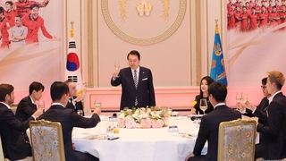 Yoon organiza una cena para la selección nacional de fútbol