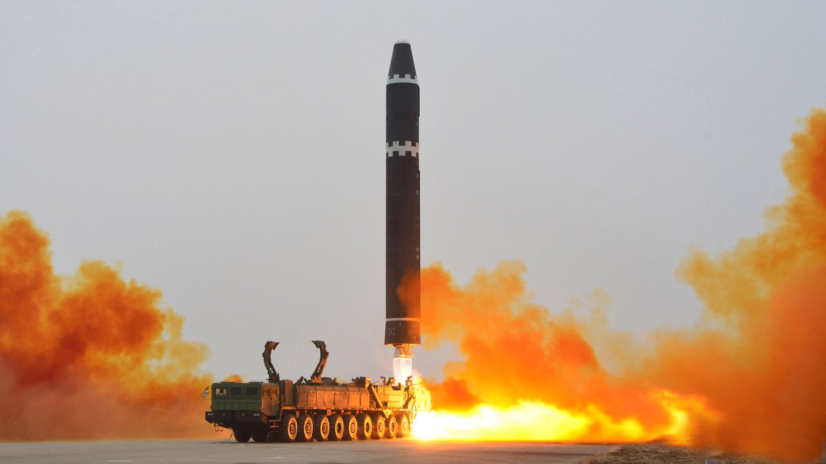 북한 ICBM 추정 장거리탄도미사일 발사…NSC "단호 조치"