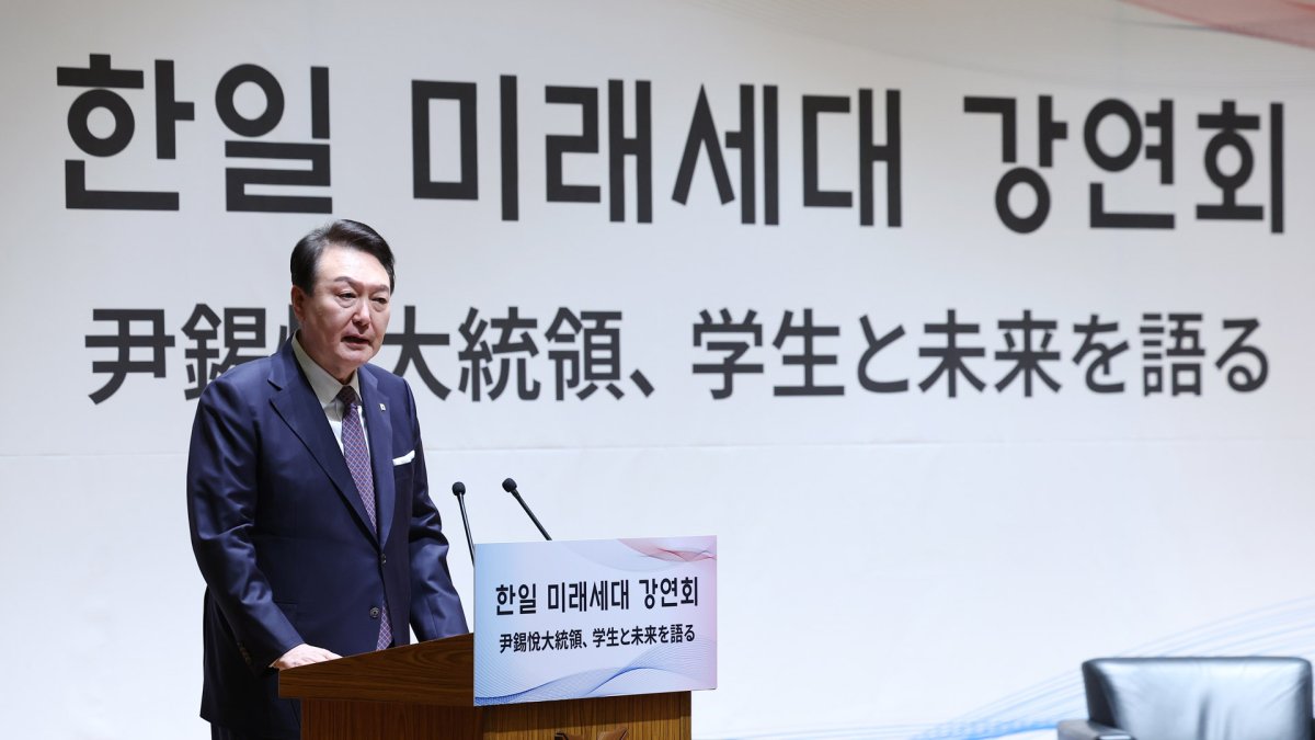 Yoon dice a los estudiantes surcoreanos y japoneses que son el futuro de las dos naciones