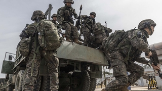 Des soldats sud-coréens et américains effectuent un exercice avec des armes high-tech