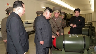 Corea del Norte publica fotos de ojivas nucleares tácticas mientras su líder insta a una mayor producción de materiales nucleares para uso armamentístico