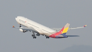 [속보] 대구공항 "아시아나기 상공서 문열려…승객 6명 호흡곤란"