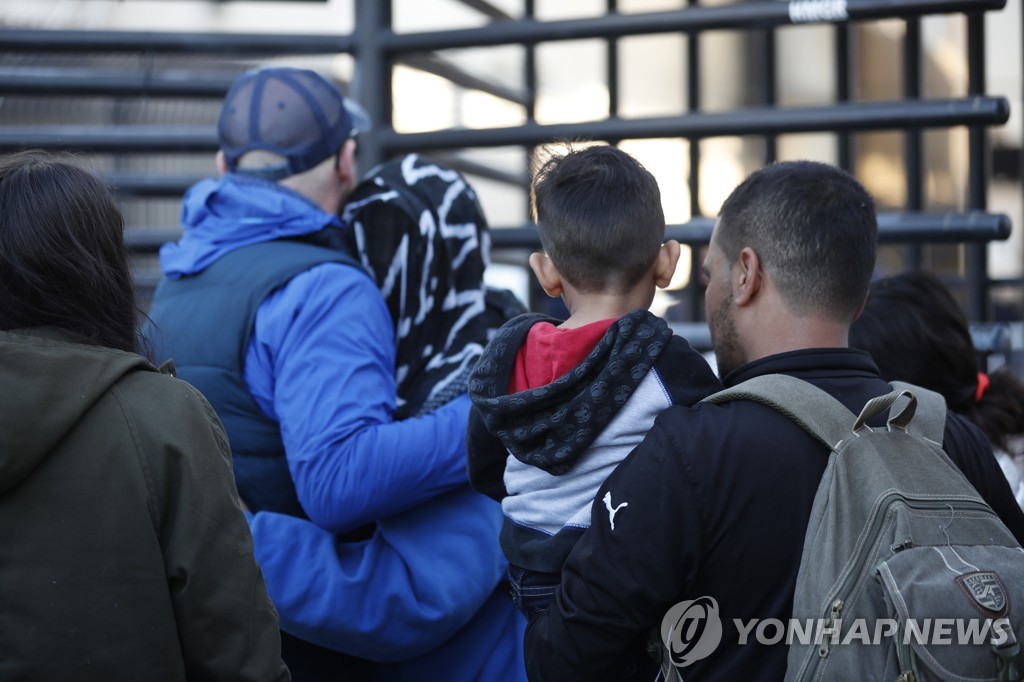 미 국경 검문소에서 입국을 기다리는 온두라스 출신 망명 신청자 [AP=연합뉴스 자료 사진] 