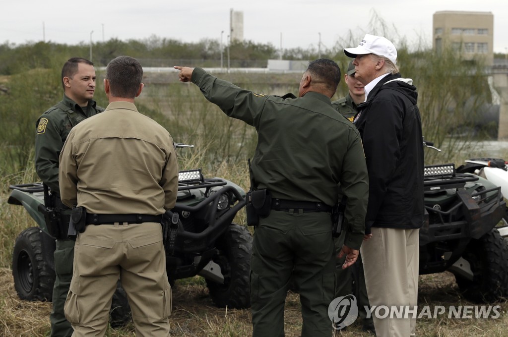 국경 경비 상황을 둘러보는 도널드 트럼프 미국 대통령 [AP=연합뉴스]