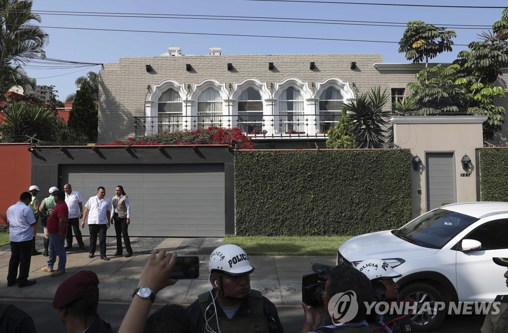 구금 명령을 집행하려고 페드로 파블로 쿠친스키 전 페루 대통령의 자택 앞에서 대기중인 경찰 [AP=연합뉴스] 