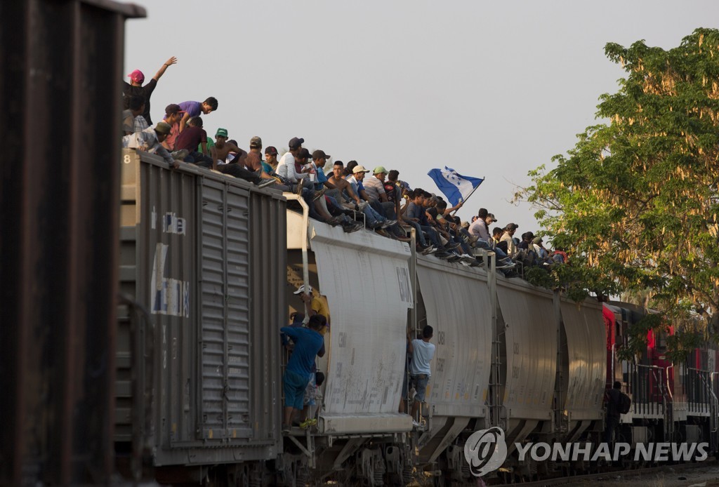 '야수'(The Beast·스페인명 La Bestia)로 불리는 화물열차를 타고 미국 국경으로 이동하는 중미 이민자들 [AP=연합뉴스]