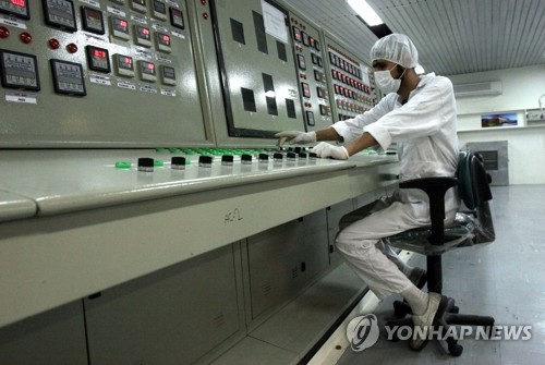 2007년 2월 3일 이란 이스파한에 있는 우라늄 변환시설에서 한 기술자가 작업을 하는 모습. [AP=연합뉴스자료사진]