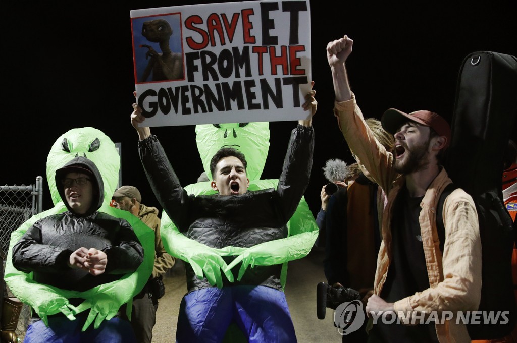 20일 새벽 미국 네바다주에서 '51구역 습격'에 동참한 사람들