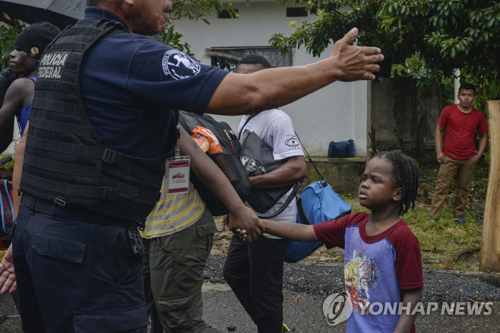 캐러밴 이민자들을 해산해 버스로 돌려보내려는 멕시코 경찰