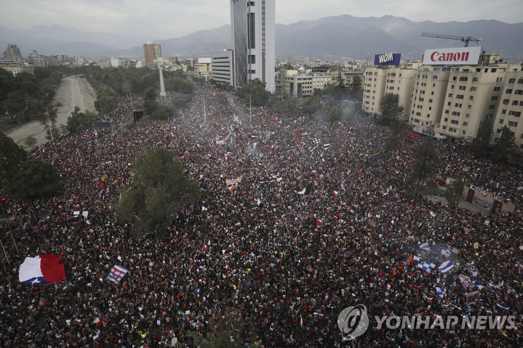 지난 10월 25일 칠레 산티아고 이탈리아광장에 모인 시위대