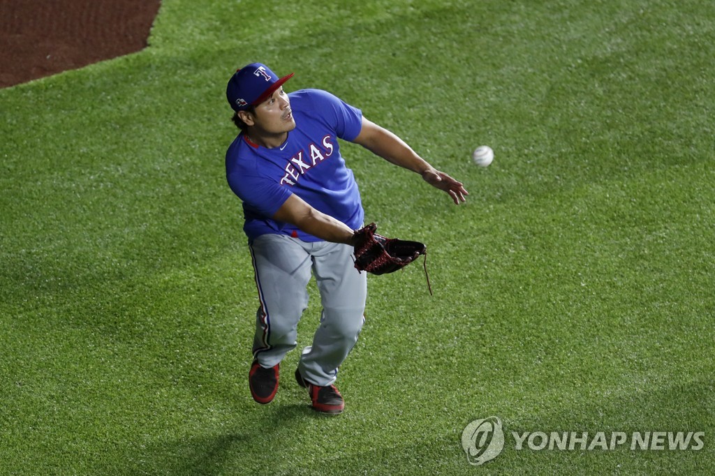 In this Associated Press photo, Choo Shin-soo of the Texas Rangers catches a fly ball during practice at Globe Life Field in Arlington, Texas, on July 3, 2020. (Yonhap)