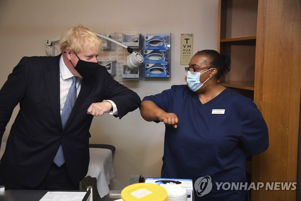 보리스 존슨 영국 총리(왼쪽)가 지난 24일 런던의 한 병원을 방문해 간호사와 팔꿈치를 맞대며 인사하고 있다. [AP=연합뉴스 자료사진] 
