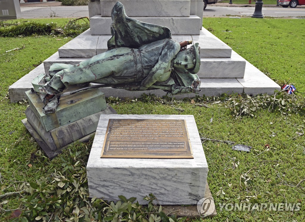 허리케인에 두동강난 남부연합 기념비