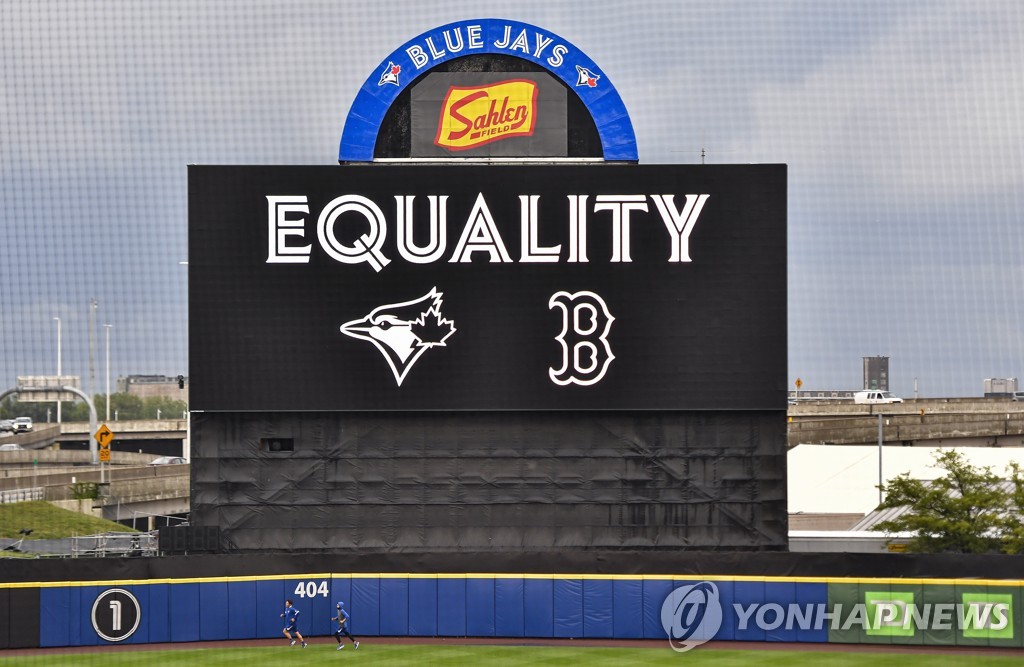 토론토의 홈구장 살렌필드 전광판에 적힌 '평등'