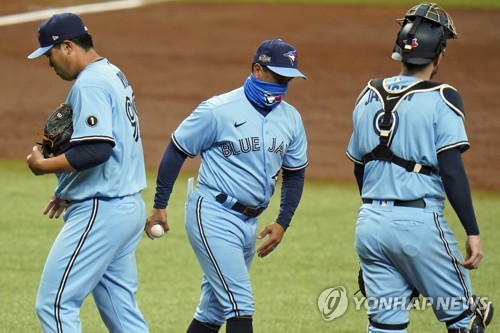 몬토요 감독(가운데)에게 공을 넘기고 강판하는 류현진 