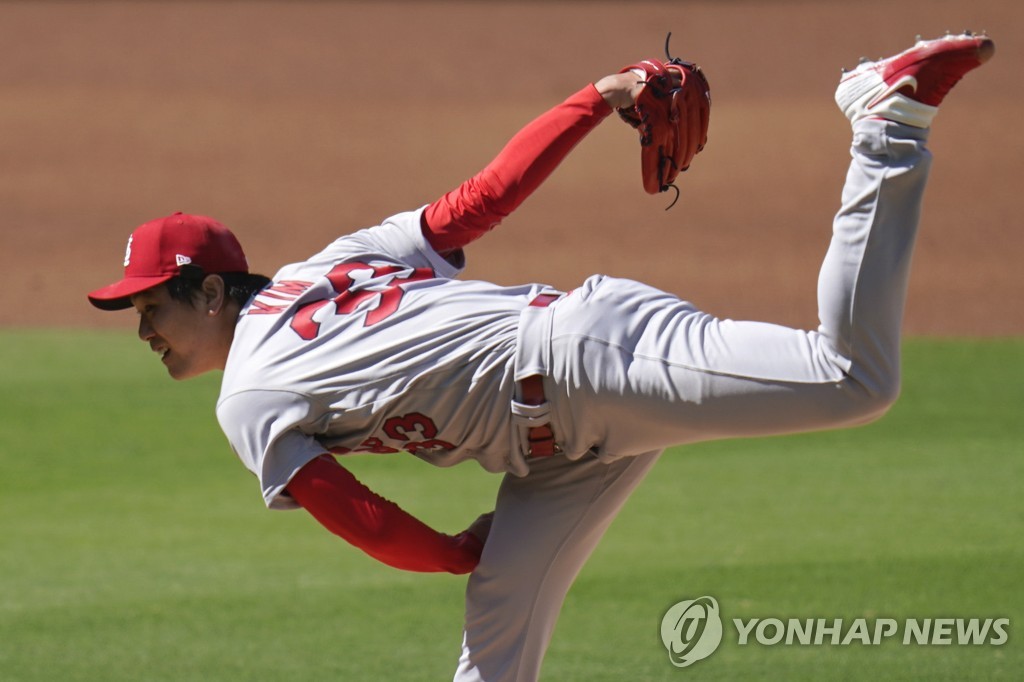 In this Associated Press photo, Kim Kwang-hyun of the St. Louis Cardinals pitches against the San Diego Padres during the bottom of the first inning of Game 1 of the National League wild-card series at Petco Park in San Diego on Sept. 30, 2020. (Yonhap)