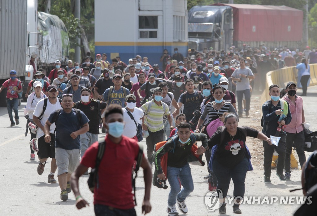 무더기로 국경을 넘어 과테말라로 진입하는 온두라스 이민자들